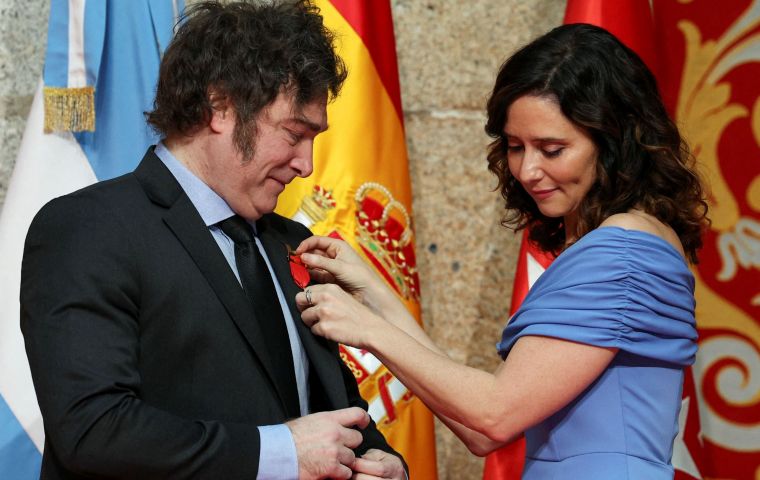 Milei ha mantenido duros enfrentamientos con S&aacute;nchez desde 2024 y ha hecho de sus alianzas con dirigentes conservadores una de las se&ntilde;as de su pol&iacute;tica exterior