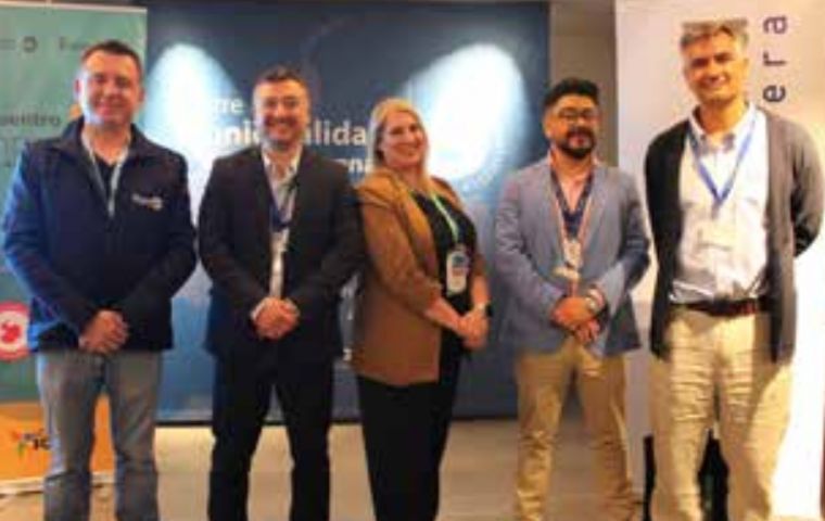 Integrantes de la comunidad empresarial de Falklands hablan con sus contrapartes de Punta Arenas. Foto: Corporaci&oacute;n para el Desarrollo de las Islas Falkland