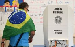 Bolsonaro gan&oacute; la primera vuelta, el 4 de octubre, con el 47,03% de los votos frente al 45,16% de Lula, un resultado que desminti&oacute; a las encuestas