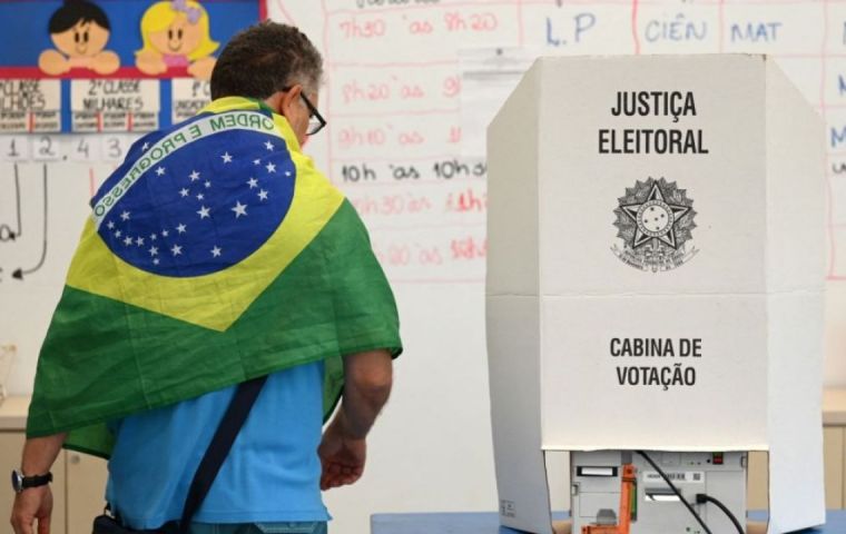 Bolsonaro gan&oacute; la primera vuelta, el 4 de octubre, con el 47,03% de los votos frente al 45,16% de Lula, un resultado que desminti&oacute; a las encuestas