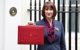 La anterior canciller laborista, Rachel Reeves, sosteniendo la c&eacute;lebre caja roja del Presupuesto