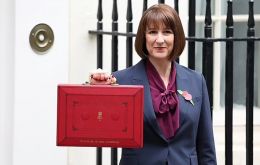 La anterior canciller laborista, Rachel Reeves, sosteniendo la c&eacute;lebre caja roja del Presupuesto