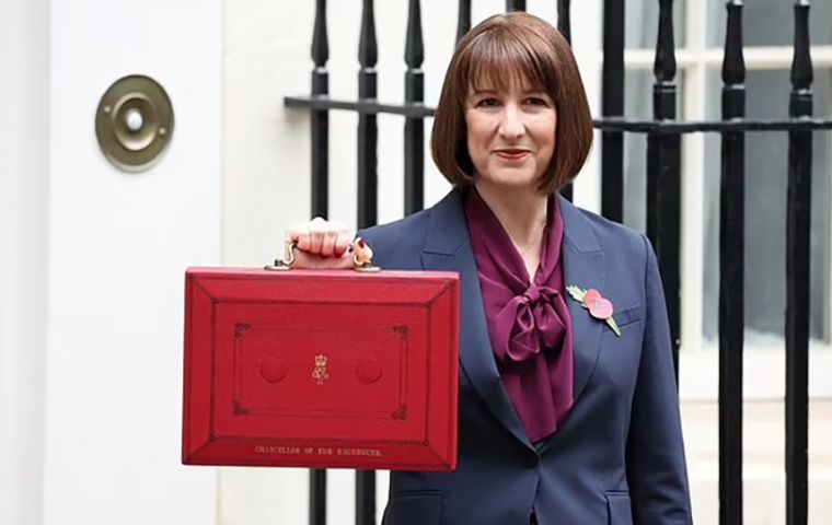 La anterior canciller laborista, Rachel Reeves, sosteniendo la c&eacute;lebre caja roja del Presupuesto