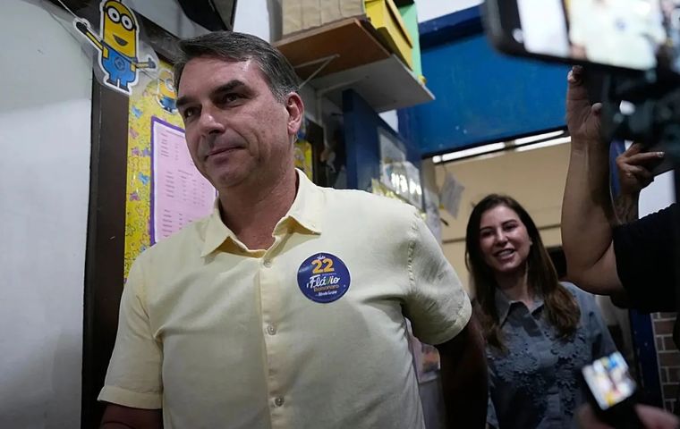 El juez del Supremo Alexandre de Moraes orden&oacute; el lunes a Bolsonaro, investigado en ese tribunal, entregar en 24 horas sus pasaportes com&uacute;n y diplom&aacute;tico, y le prohibi&oacute; salir del pa&iacute;s
