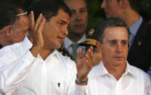 Las relaciones entre los presidentes de Ecuador, Rafael Correa, y Colombia Alvaro Uribe, mejoran.