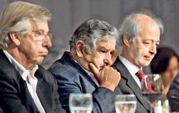 El Presidente electo Mujica rodeado del Vice Cr. Astori y el empresario Lopez Mena 