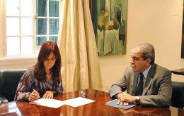 La presidenta Cristina Fernandez junto al Jefe de Gabinete, Aníbal Fernández firma el decreto