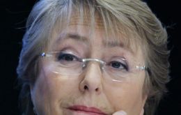 Bachelet deja el cargo con un alto índice de intención de voto
