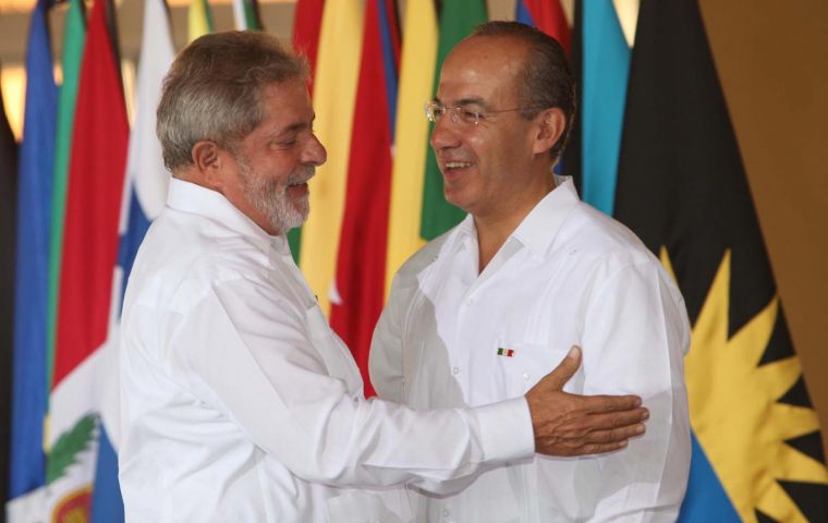 El anfitrión Pte. Calderón recibe a su colega Lula da Silva durante la cumbre