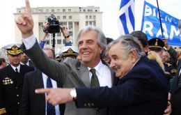 El saliente Presidente Tabare Vázquez (I) saluda al electo Presidente Jose Mujica