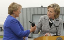 Hillary Clinton le hace entrega a la Pte. Bachelet teléfonos satelitales y  ofrece más ayuda