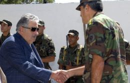 El Pte. Mujica saluda al Jefe del Ejército General Rosales