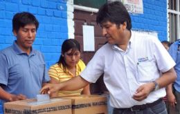 El presidente de Bolivia, Evo Morales, votando durante las elecciones municipales y departamentales, cuyos resultados oficiales serán divulgados en los próximos días.