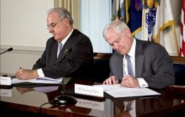 El ministro de Defensa brasileño, Nelson Jobim, y su homólogo de Estados Unidos, Robert Gates, firman un acuerdo militar.