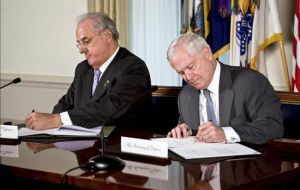 El ministro de Defensa brasileño, Nelson Jobim, y su homólogo de Estados Unidos, Robert Gates, firman un acuerdo militar.