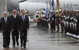 Dimitri Medvedev es recibido con honeres de Estado