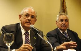 Ministro de Defensa brasileño, Nelson Jobim en conferencia de prensa con su par de Uruguay Luis Rosadilla