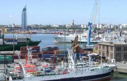 Vista del puerto de Montevideo donde atracan los pesqueros que operan en el Atlántico Sur 