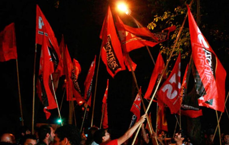 Con banderas rojas celebrando en Salta. Para el gobernador Urtubey y sus aspiraciones un fuerte golpe 