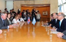 La delegación británica comparten la mesa con Timerman y sus asesores 