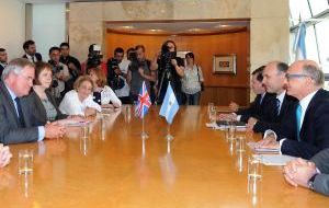 La delegación británica comparten la mesa con Timerman y sus asesores 