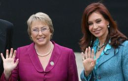 Bachelet que gobernó Chile entre 2006 y 2010, y Cristina Fernández se conocen bien
