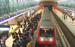 En el congestionado Santiago, el metro es uno de los transportes más rápidos 