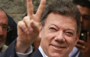 En la carta de registro Santos reiteró su intención ”de llegar al futuro de prosperidad y de paz que merecemos todos los colombianos”.