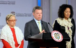 Las abogadas María Paulina Riveros y Nigeria Rentería Lozano son presentadas por el presidente Santos