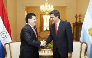 Cartes recibió a Capitanich; ofrecen a Paraguay presidencia pro tempore de Mercosur a partir de enero