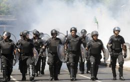 Serios incidentes con gases y balas de gomas frente a la gobernación de Catamarca entre la policía y la gendarmería 