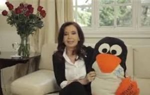 Sin el riguroso luto la presidenta cuando su retorno a la escena pública se presentó con un pingüino     