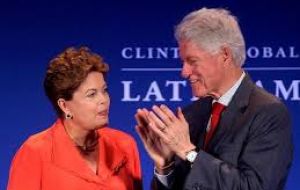 El ex-mandatario convocó a líderes políticos y grandes empresarios; aquí con Dilma Rousseff   