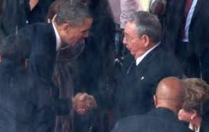 El histórico apretón de manos entre los dos jefes de estado 