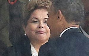 Obama y Dilma se saludan durante los funerales de Mandela