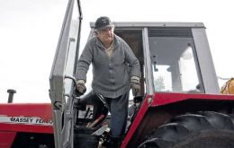 El presidente quien vive en una granja dice que manejar un tractor le ayuda “a pensar mejor”
