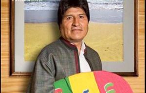 En la contratapa de Garganta Poderosa aparece Morales en una playa con una tabla de surf y la leyenda “Urgente, un mar para Bolivia”