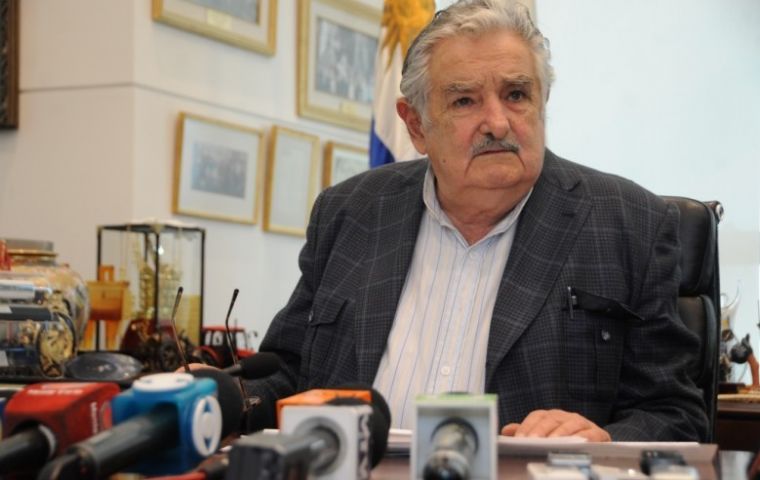 Mujica recoge fuerte simpatía pero su gobierno deja a la coalición vulnerable a las elecciones del año entrante 