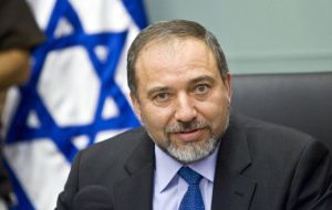 Ministro Avigdor Lieberman dijo que Israel sigue cooperando en plena transparencia con Argentina.