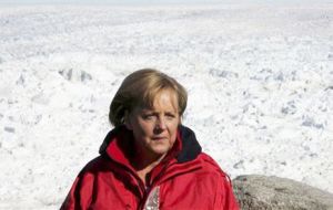 Merkel se cayó mientras hacía esquí en Suiza 