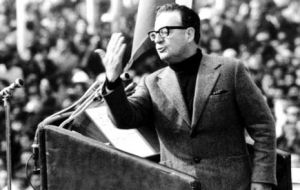  Salvador Allende dirigiéndose a la masa durante un mitin político