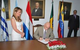 Canciller Loizaga firma el Instrumento de Ratificación del Protocolo de Adhesión de Venezuela al Mercosur