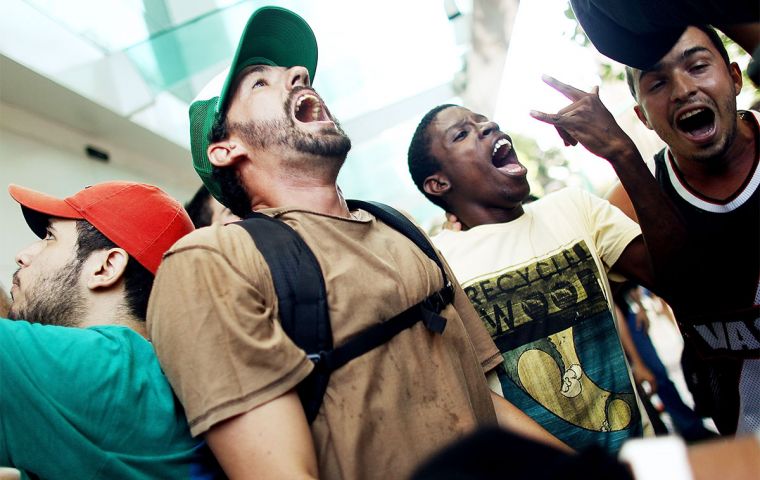 Los manifestantes consideraron que el cierre del centro comercial en Leblon, respondió a motivos “racistas” y “discriminatorios”. 