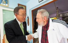 El secretario general de NN.UU. con el líder de la revolución, Fidel Castro 