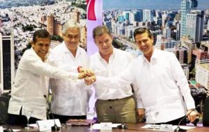 Los cuatro presidentes con el histórico documento firmado en Cartagena 