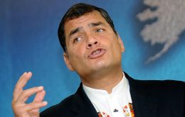 El presidente ecuatoriano apela a acontecimientos de Caracas para intimidar a votantes 