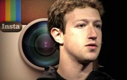 Zuckerberg ya había adquirido la plataforma fotográfica móvil Instagram por mil millones de dólares en abril de 2012 