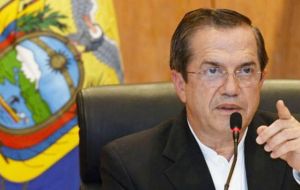 El canciller ecuatoriano Patiño aprovechó para hacer una fuerte arenga en favor de Maduro y condena de la oposición 