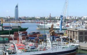 Una mayoría también discrepa con la prohibición para que barcos con bandera de Malvinas operen desde puertos uruguayos 