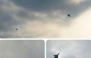 Los habitantes sacaron fotos de los aviones de guerra sobrevolando 